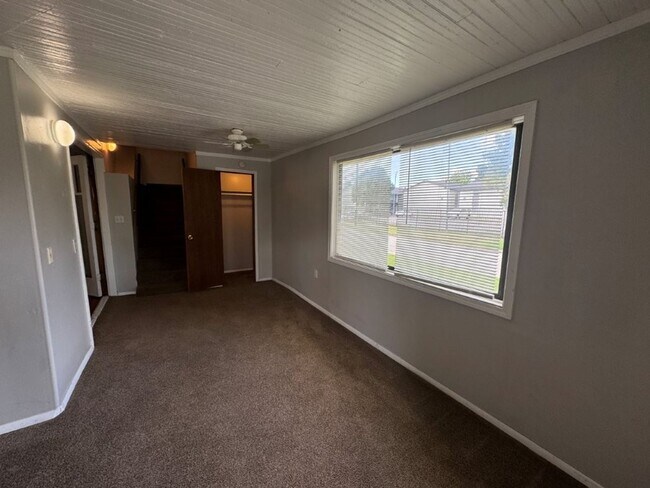 Building Photo - 2 bedrooms with sunroom, 1 bath , spacious...