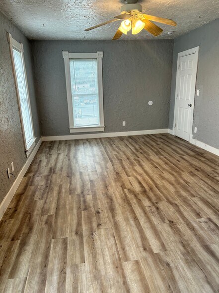 Building Photo - 323 1st Ave S