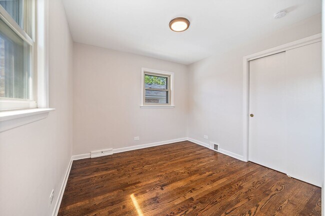Building Photo - 4850 N Clifton Ave
