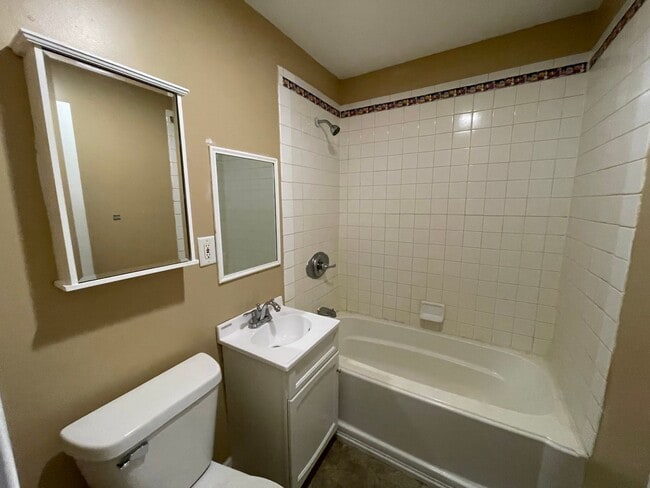 Building Photo - Spacious 2-Bedroom Home!