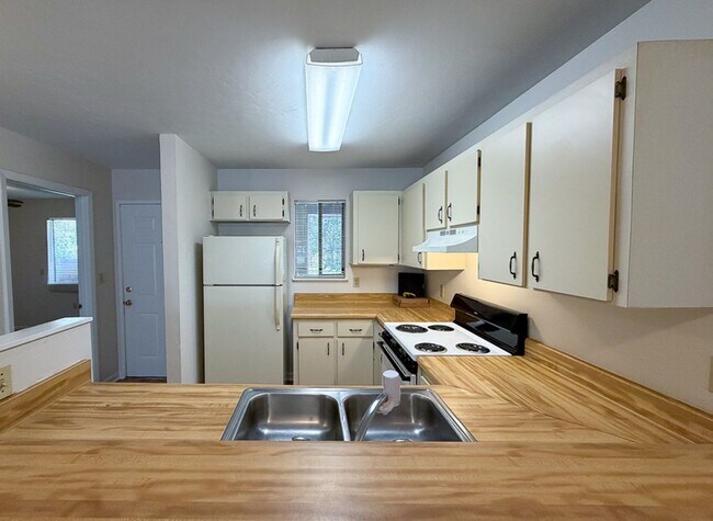 Building Photo - 2/2 Condo in Treehouse Village - Available...