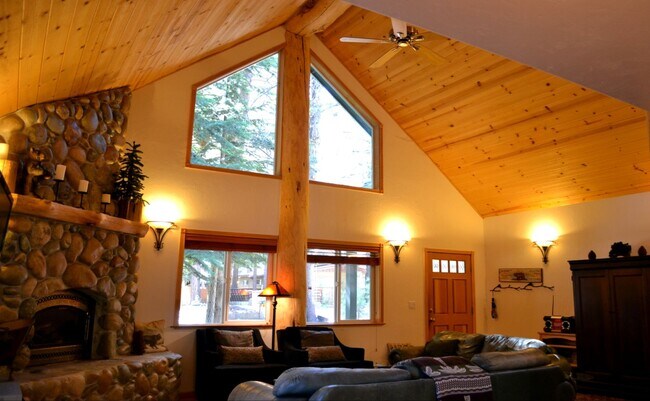 Building Photo - Sweet 2BD Cabin! Avail for a 3-6 month Winter lease! Available 12/01/26- 3/31/27
