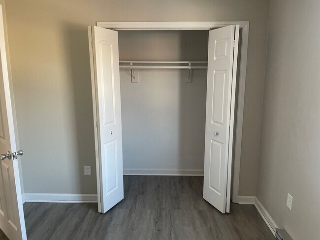 Building Photo - 2 BR 1 BA Duplex