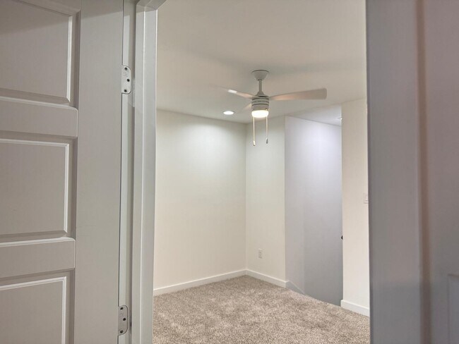 Building Photo - 216 Deer Path Lp