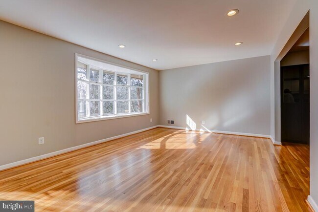 Building Photo - 6417 Earlham Dr