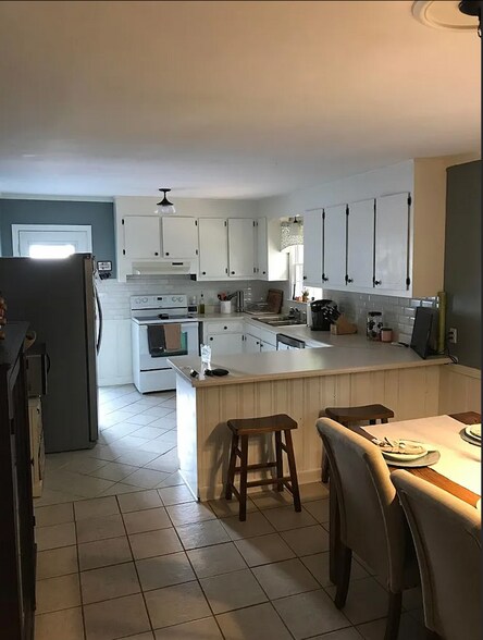 Building Photo - 223 Willow Springs Dr