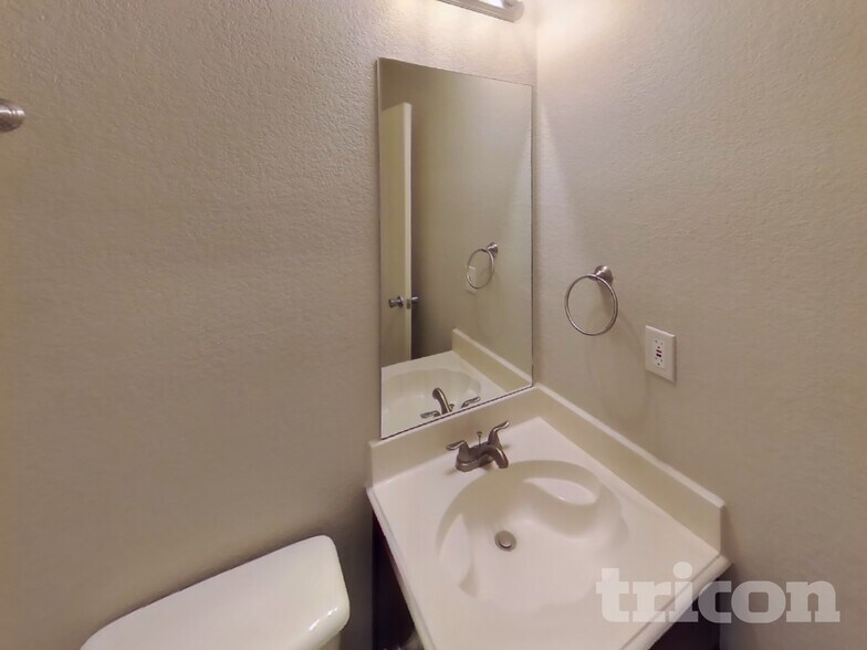 Building Photo - 925 Buffalo Springs Dr