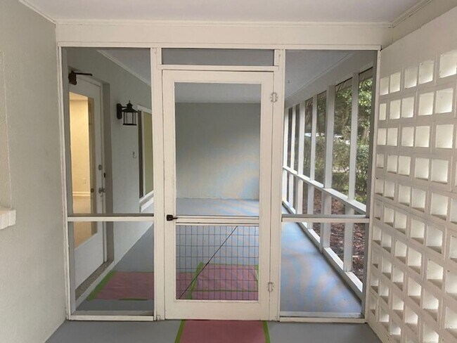 Building Photo - 921 NE 6th Ave