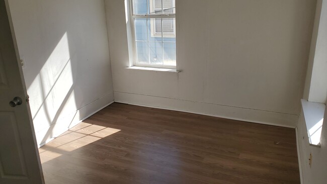 Building Photo - 3 bd, 1 ba house just north of downtown, w...