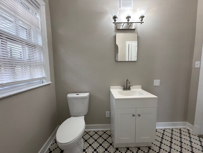 Building Photo - Newly Renovated Home in Hyde Park