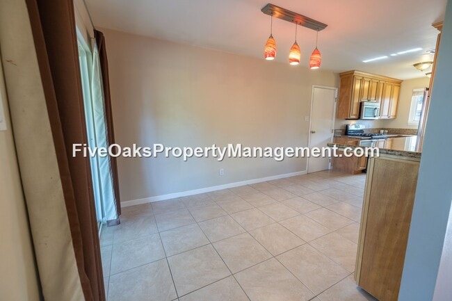 Building Photo - 102 Grenoble Way