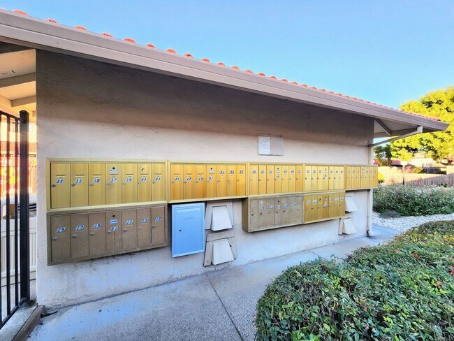 Building Photo - 2 Bedroom Townhome with Pool