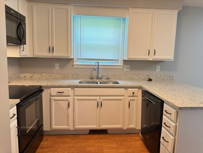 Building Photo - Exit 8! Rossview School. 4 Bed/2 Bath over 1700 Sq.ft!