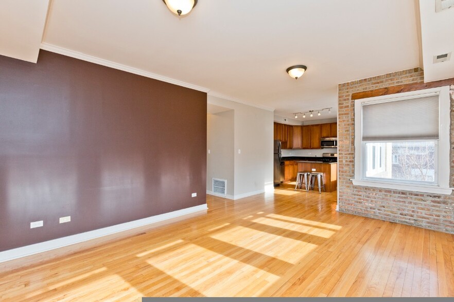 Building Photo - 3040 W Diversey Ave