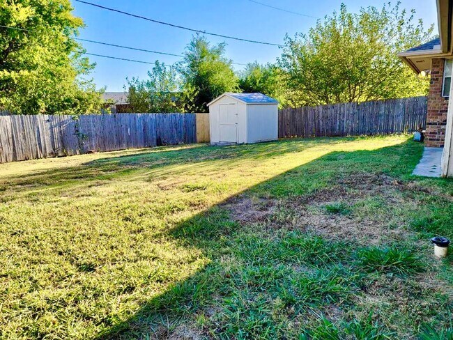 Building Photo - Beautifully Updated 3 Bedroom, 2 Bath Home with two Bonus Spaces!