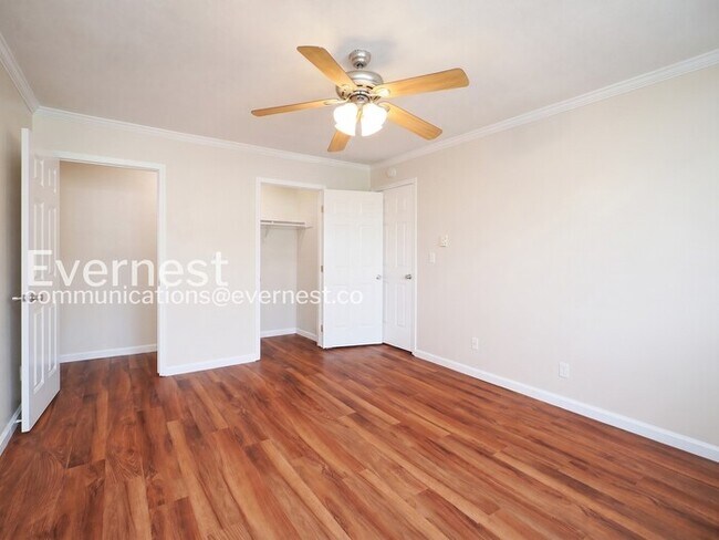 Building Photo - 2 Bed, 1.5 Bath Condo with Off-Street Parking / Available Now!