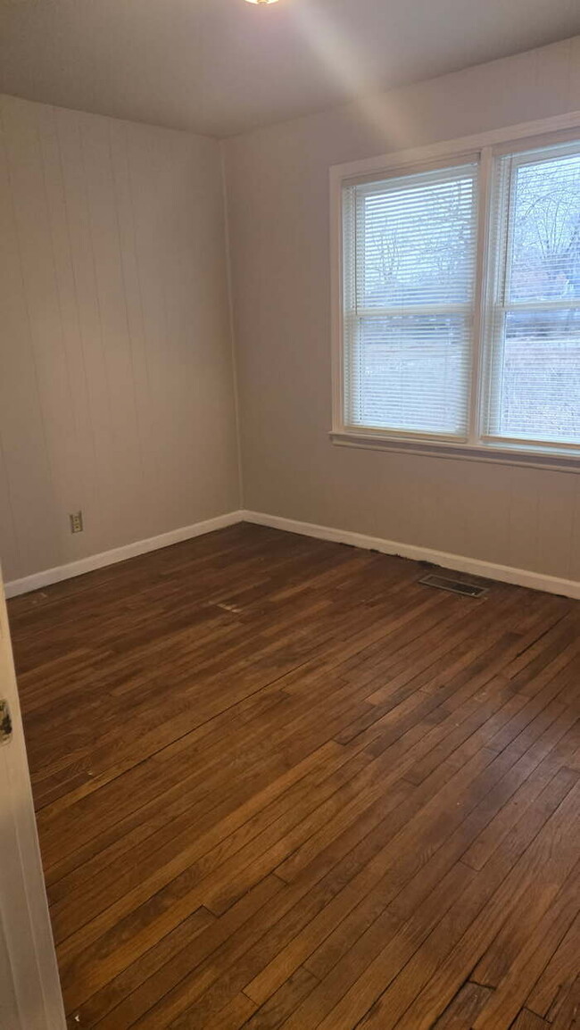 Building Photo - Beautifully rehabbed, spacious 3 bedroom h...