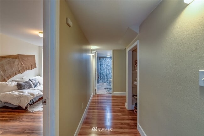 Building Photo - 6 Bedroom 3.5 Bathroom home with large yard and garage in Bellingham