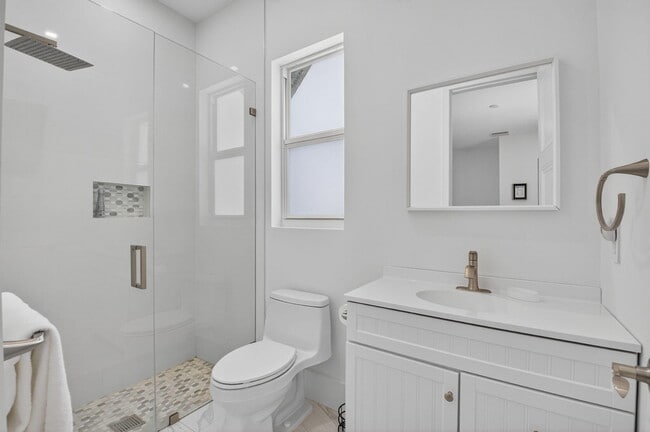 Building Photo - 711 NE 6th St