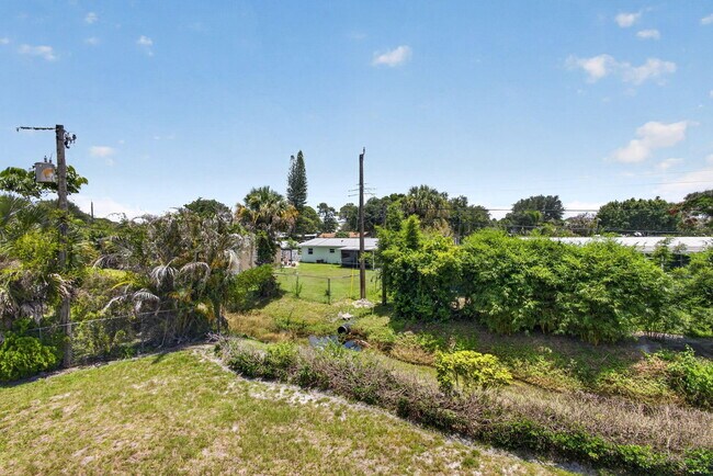 Building Photo - 708 SW Gardens Blvd