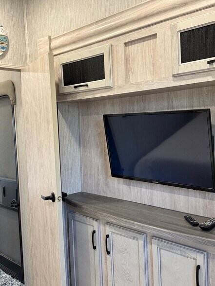 Building Photo - 1219 Willow Creek Rd