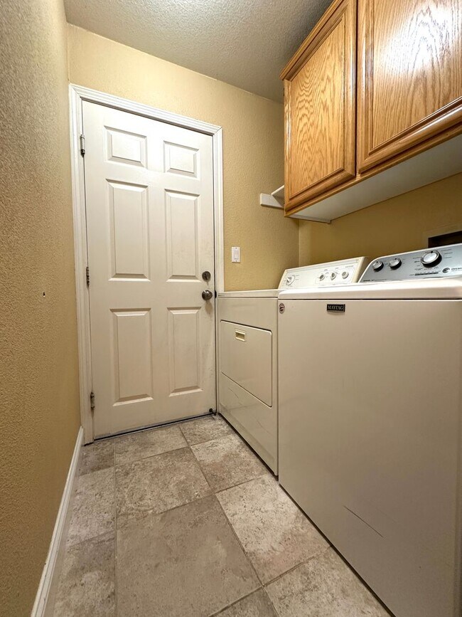 Building Photo - Gorgeous 4 Bed, 2 Bath in Shadow Lakes with SOLAR!