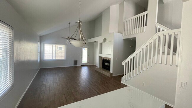Building Photo - 814 W Iris Dr
