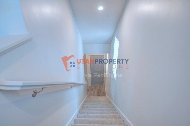 Building Photo - 1025 W 400 S