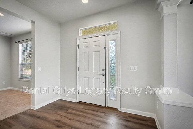 Building Photo - 6986 Roundleaf Dr