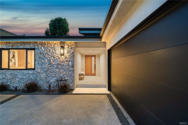 Building Photo - 5157 Woodley Ave