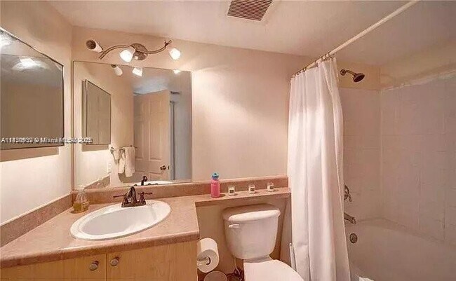 Building Photo - 1117 Villa Cir