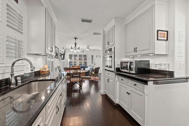 Building Photo - 36 Weeden St