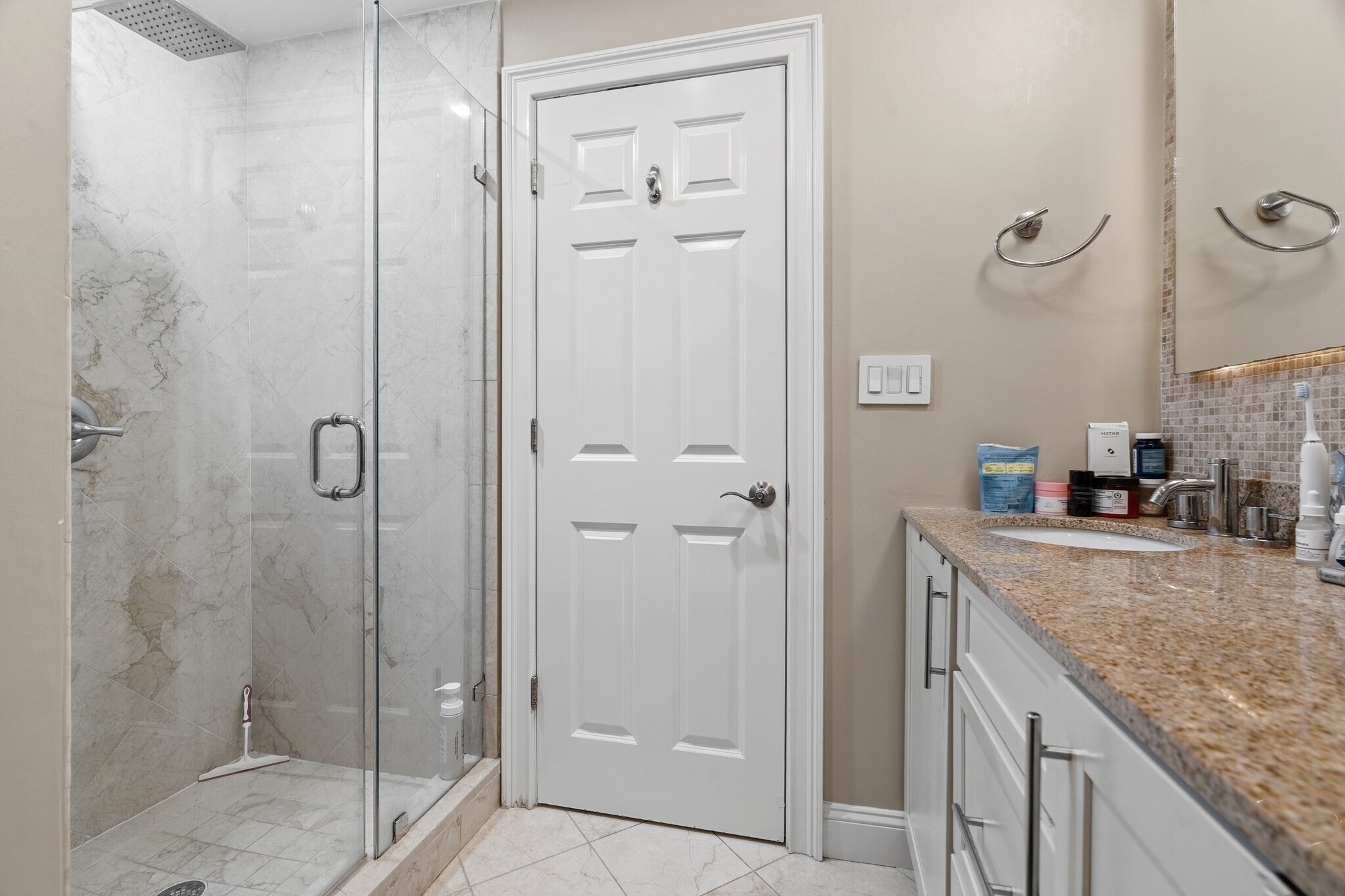 Building Photo - 98 Waltham St