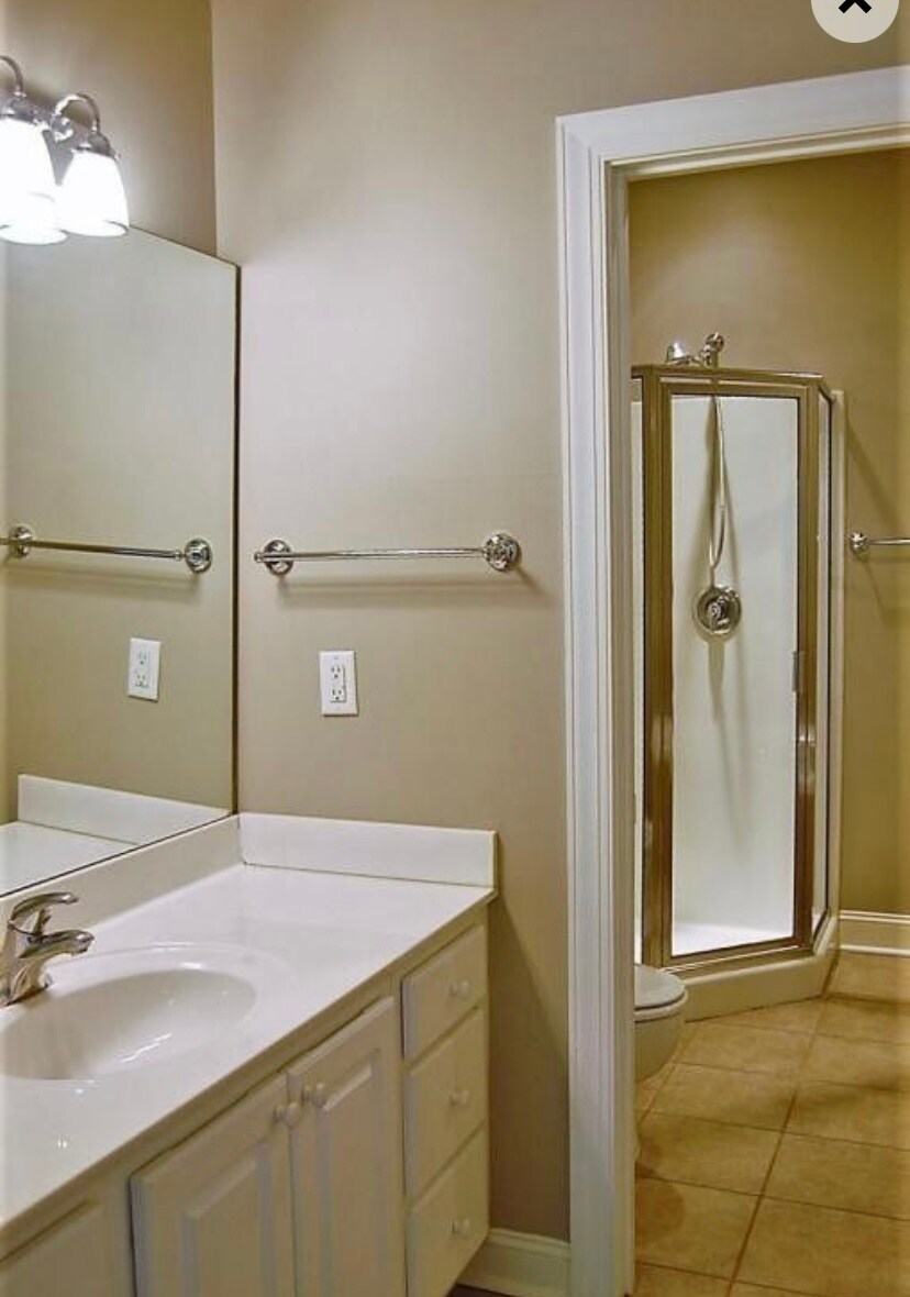 Building Photo - 8 Lagaree Ct