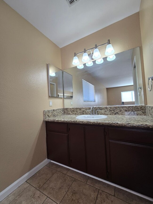 Building Photo - Private & Quiet Gem!