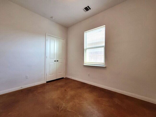 Building Photo - **Gorgeous 3 Bedroom 2 Bathroom Home in Au...