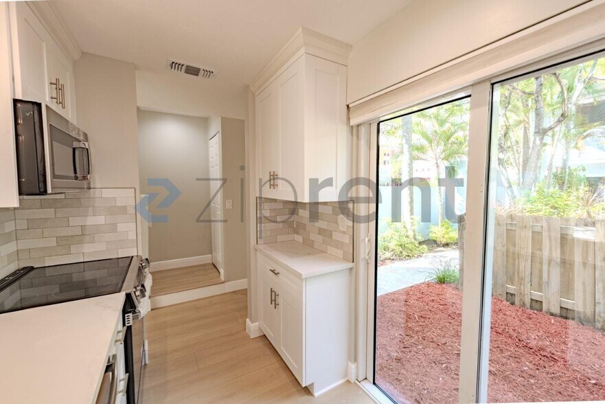 Building Photo - Unit A