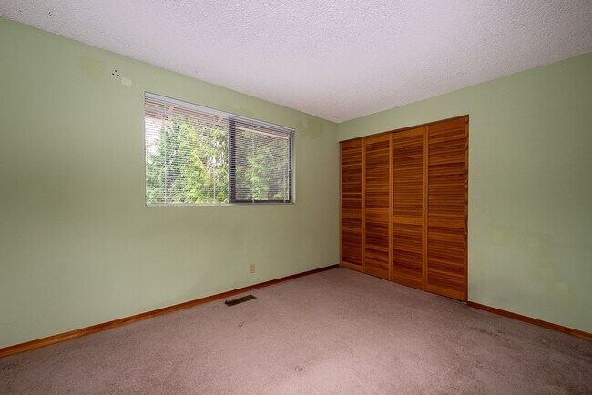 Building Photo - Amazing 4bed/2.5bath Home with Landscaping Included Located in Bellevue!
