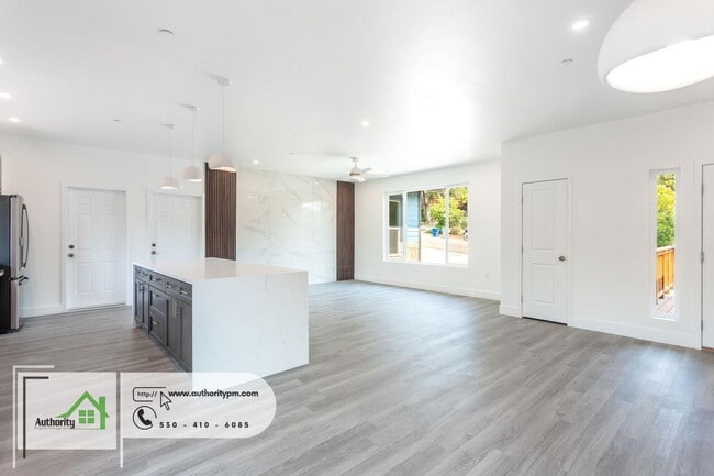 Building Photo - 1140 Redbud Dr