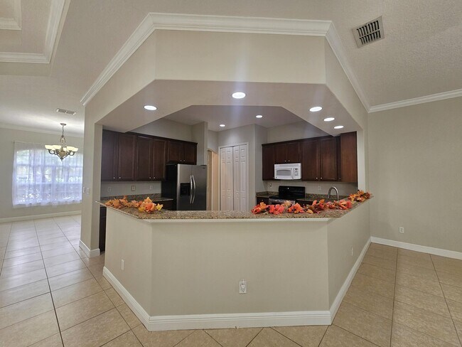 Building Photo - 414 SW Cherryhill Rd
