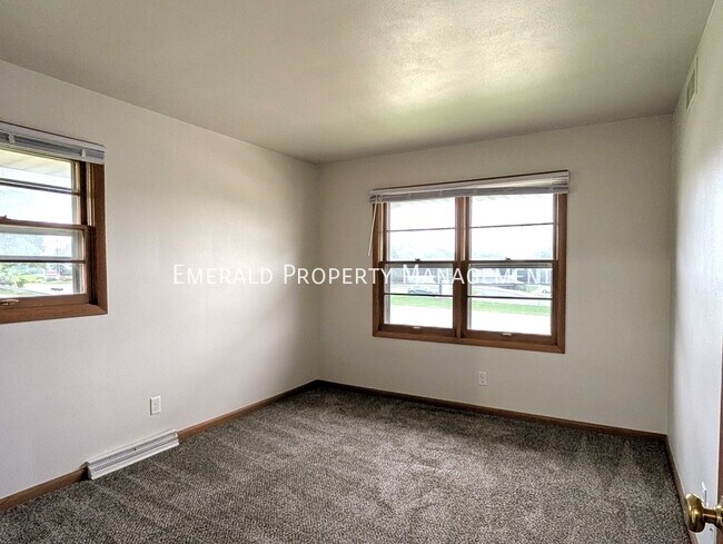 Building Photo - 562 N Mulford Rd