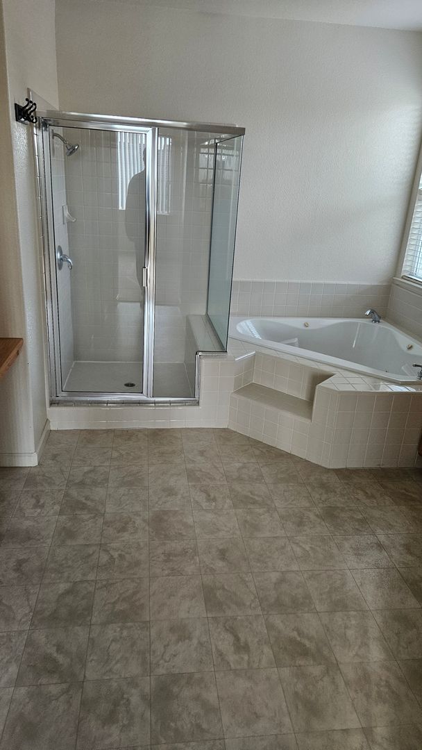 Building Photo - Large Six bedroom home for rent.