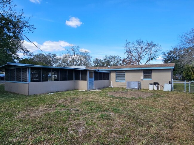 Building Photo - AMAZING 3 Beds 2 Baths in Lakeland 1,224 s...