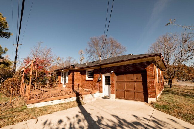 Building Photo - Charming Old Hickory Cottage with Vintage Character