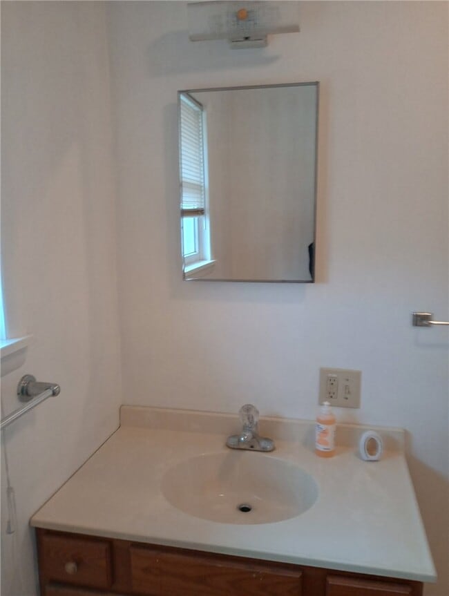 Building Photo - 218 Main St