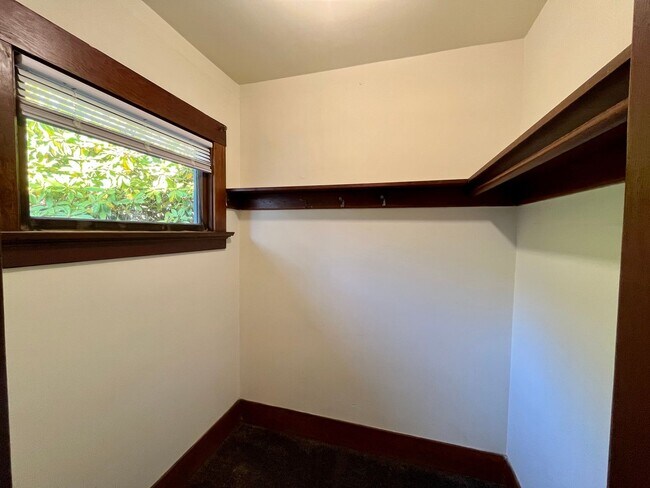 Building Photo - Cozy 1 bedroom, 1 bathroom home, conveniently located!