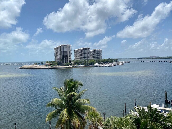 Building Photo - 1632 S Bayshore Ct