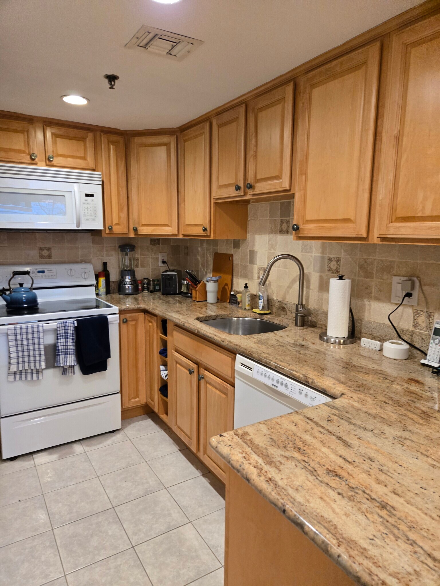 Building Photo - 193 Oak St