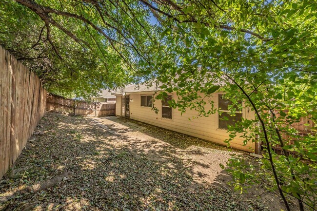 Building Photo - 10325 Bear Hollow Dr