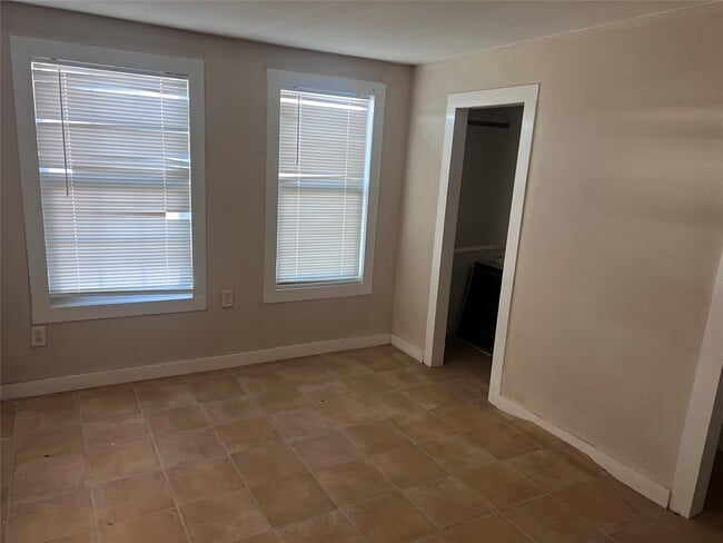 Building Photo - 815 E Railroad Ave